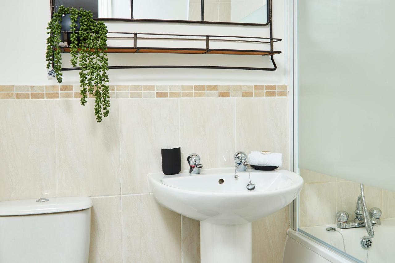 Delven House, Apartment 5 - Self Check-In, Self-Catering Serviced Apartment For East Midlands Airport Castle Donington Bagian luar foto